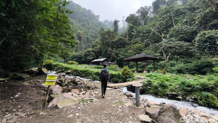 13 Wisata Kuningan untuk Healing, Destinasi Terbaik dan Instagramable, Taman Nasional Gunung Ciremai, Telaga Biru Cicerem, Kebun Raya Kuningan, Woodland, Curug Putri Palutungan, Objek Wisata Cibulan, Sangkan Resort Aqua Park, Museum Taman Purbakala Cipari, Gedung Perundingan Linggarjati, Waduk Darma Kuningan, Lembah Cilengkrang, Bukit Seribu Bintang, Lamping Kidang Kuningan