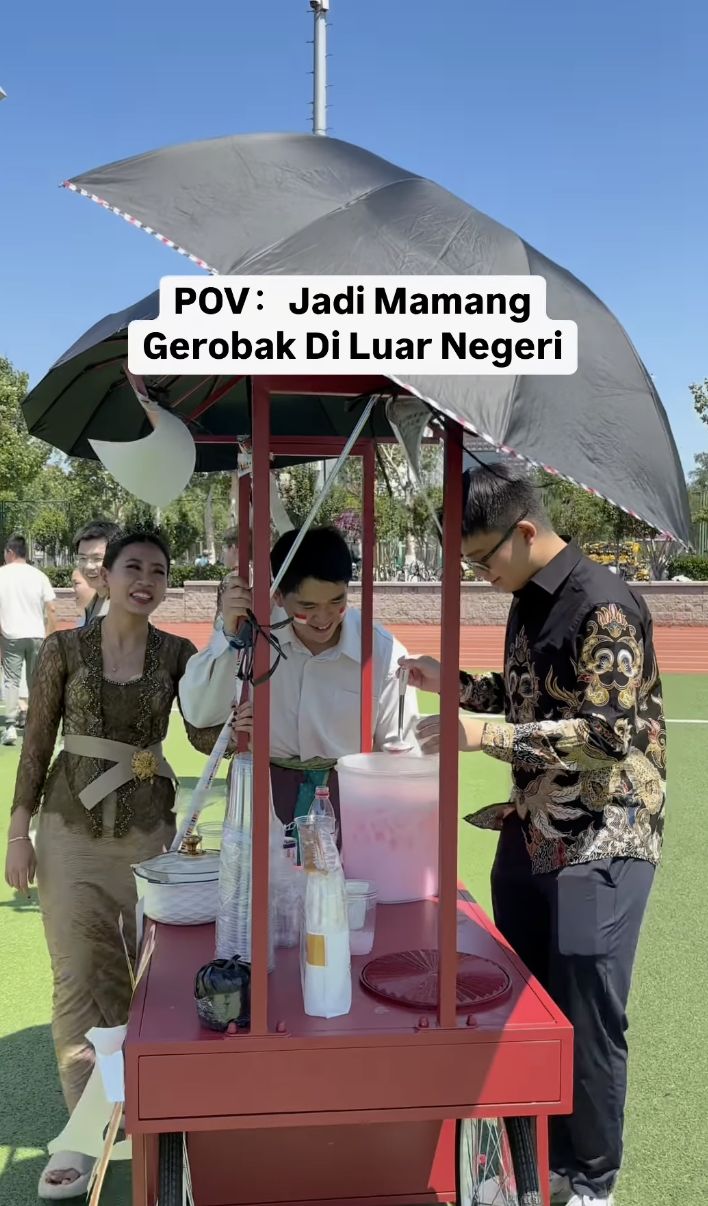 Array,Mahasiswa Indonesia di China Jual Jajanan Gerobakan, Diserbu Warga Lokal!