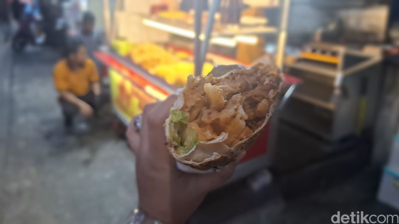 Gede Banget! Shawarma Jumbo Panjangnya Sampai 30 Centimeter, Shawarma Khas Timur Tengah, Viral di Jalan Semangka, Tampilan shawarma unik dengan ukuran jumbo ada di halaman berikutnya.             , Shawarma Jumbo yang Paling Laris, Dimsum Bakar Menu Pelengkapnya
