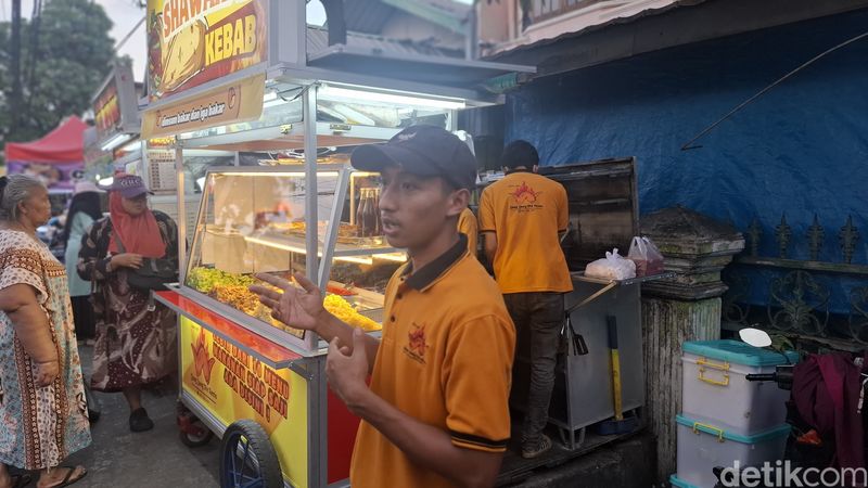 Gede Banget! Shawarma Jumbo Panjangnya Sampai 30 Centimeter, Shawarma Khas Timur Tengah, Viral di Jalan Semangka, Tampilan shawarma unik dengan ukuran jumbo ada di halaman berikutnya.             , Shawarma Jumbo yang Paling Laris, Dimsum Bakar Menu Pelengkapnya
