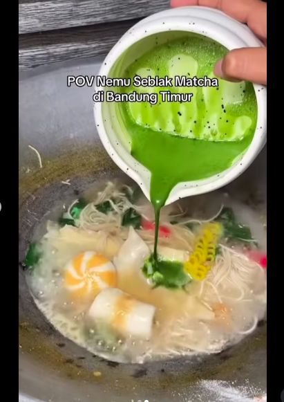 Array,Unik! Seblak Ini Disajikan dengan Kuah Matcha