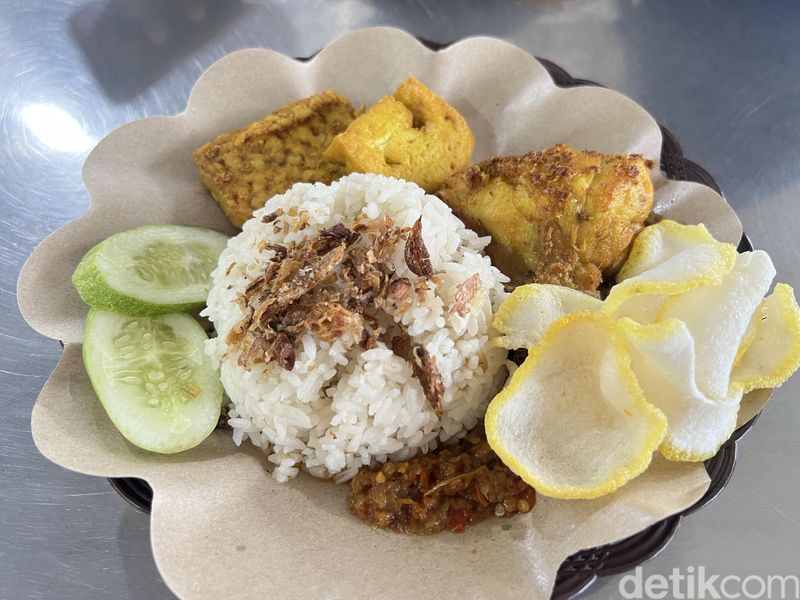 Nasi Uduk Koko Cici Viral, Jualannya di Kantin Sekolah Gading Serpong, 1. Usaha milik mahasiswa, 2. Nasi uduk diracik pakai resep andalan, 3. Nasi uduk paket Cici yang jadi favorit, 4. Nasi Uduk Paket Koko yang komplet