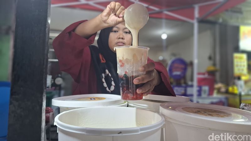 Mantul! Jajan Bakso Bakar Samurai dan Es Teler Lumer Creamy di Jalan Semangka, Penamaan Bakso Bakar yang Unik, Bakso Kenyal dengan Olesan Saus Khas, Penyajian Es Teler Kekinian, Variasi Topping Melimpah