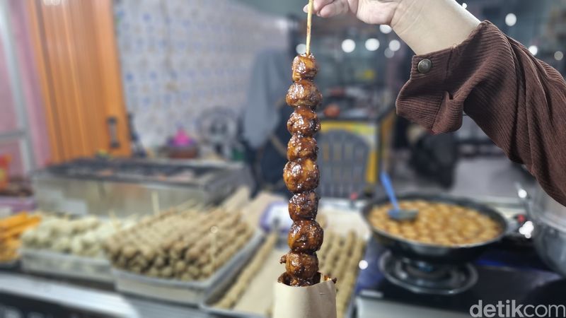Mantul! Jajan Bakso Bakar Samurai dan Es Teler Lumer Creamy di Jalan Semangka, Penamaan Bakso Bakar yang Unik, Bakso Kenyal dengan Olesan Saus Khas, Penyajian Es Teler Kekinian, Variasi Topping Melimpah