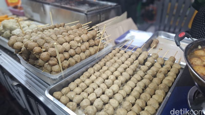 Mantul! Jajan Bakso Bakar Samurai dan Es Teler Lumer Creamy di Jalan Semangka, Penamaan Bakso Bakar yang Unik, Bakso Kenyal dengan Olesan Saus Khas, Penyajian Es Teler Kekinian, Variasi Topping Melimpah