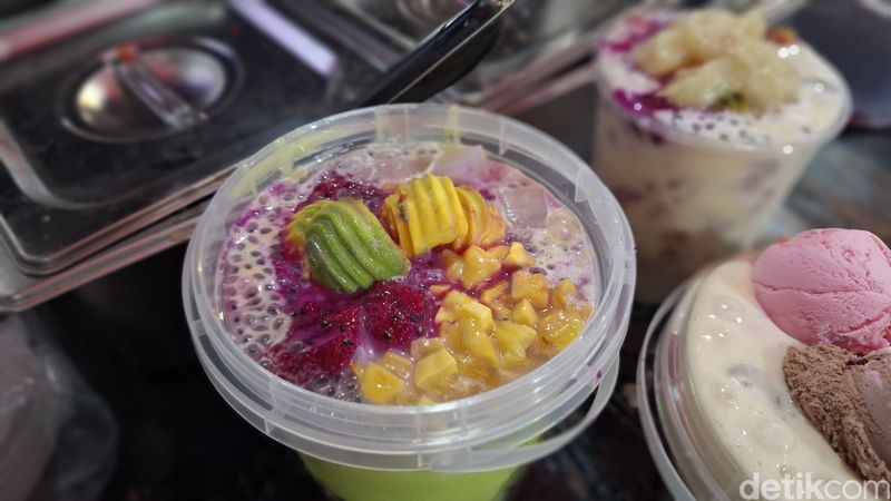 Mantul! Jajan Bakso Bakar Samurai dan Es Teler Lumer Creamy di Jalan Semangka, Penamaan Bakso Bakar yang Unik, Bakso Kenyal dengan Olesan Saus Khas, Penyajian Es Teler Kekinian, Variasi Topping Melimpah