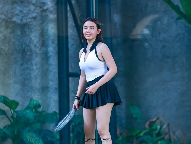 Array,Gaya Amanda Manopo Olahraga Padel, Tampil Seksi Dengan Rok Mini