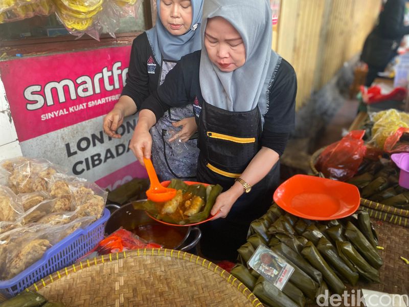 Array,Antre Panjang! Lontong Cibadak Habis 2.000 Buah Saat 'Long Weekend'