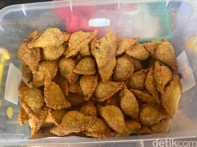 Array,Antre Panjang! Lontong Cibadak Habis 2.000 Buah Saat 'Long Weekend'