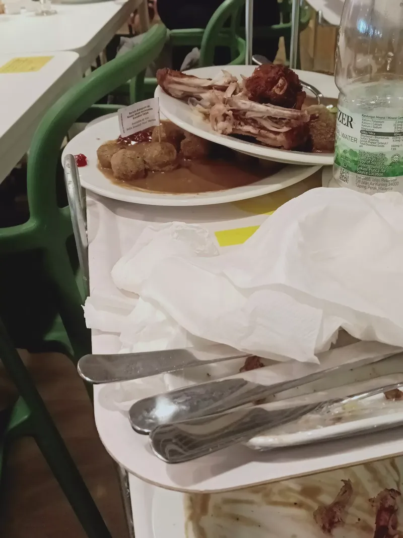 Array,Pria Ini Bertahan Hidup 9 Tahun dengan Santap Makanan Sisa Restoran