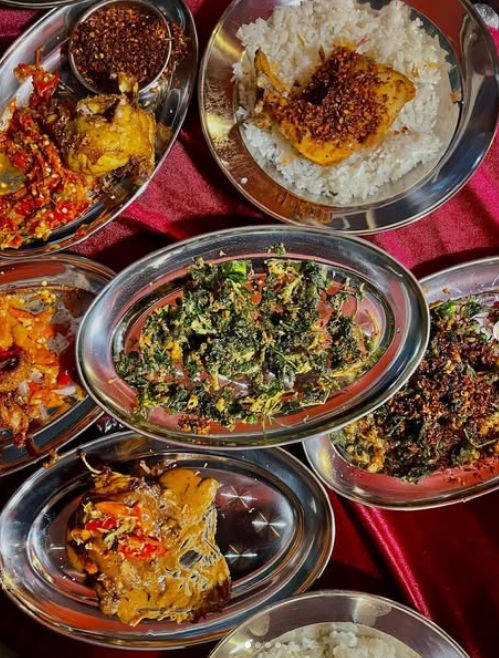 5 Olahan Ayam Viral di Medsos, Chicken Tender hingga Ayam Woku, Berikut lima tempat makan yang tengah viral karena menu ayamnya:, 1. Ayam Sambal Melawai, 2. Little Olie,   3. Ayam Renald, Cek di Halaman Selanjtunya!,              4. Pondok Ayam Goreng Tebet Barat, 5. Almaz Fried Chicken