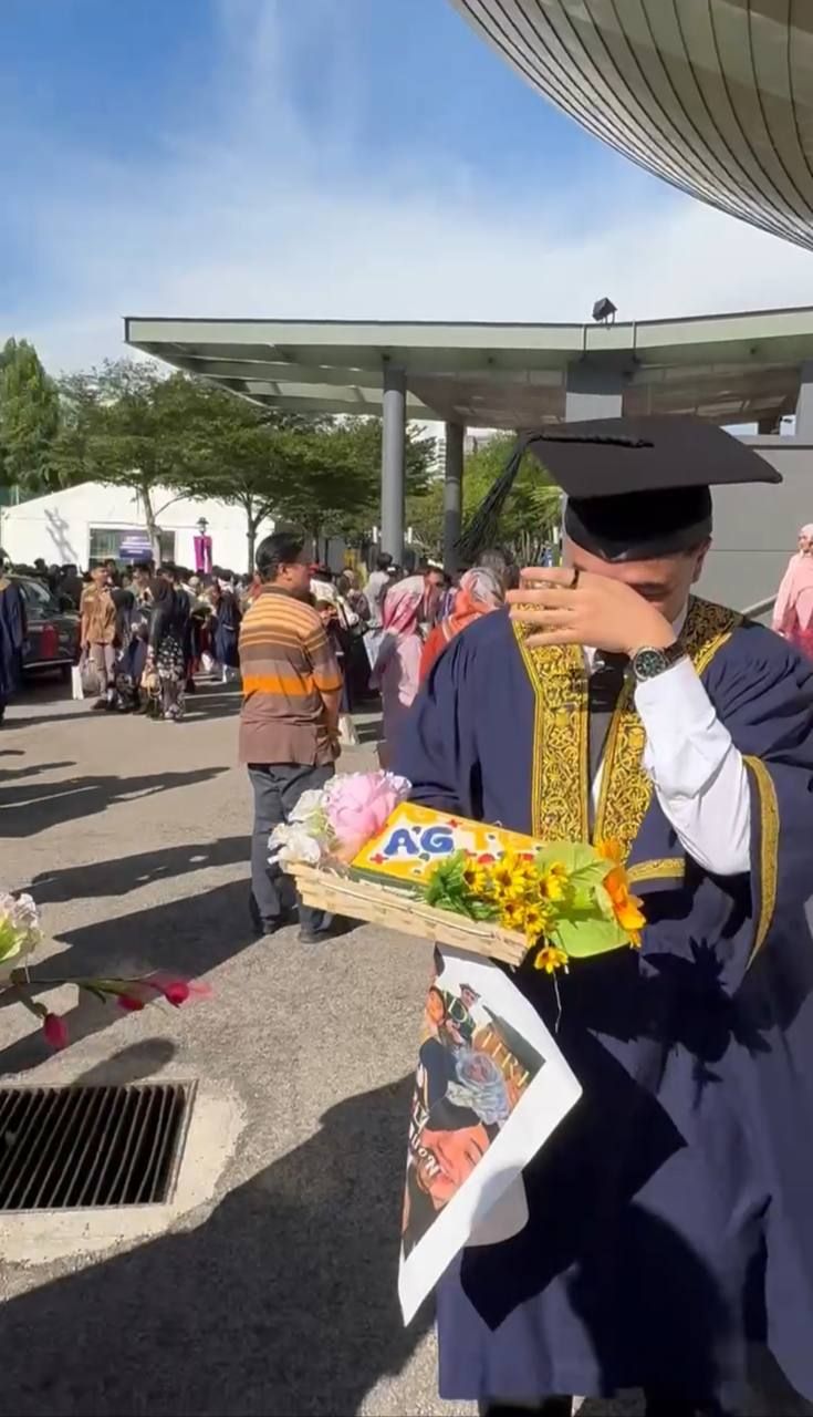 Array,Bukan Bunga, Wisudawan Ini Dapat Buket Ayam Gepuk!