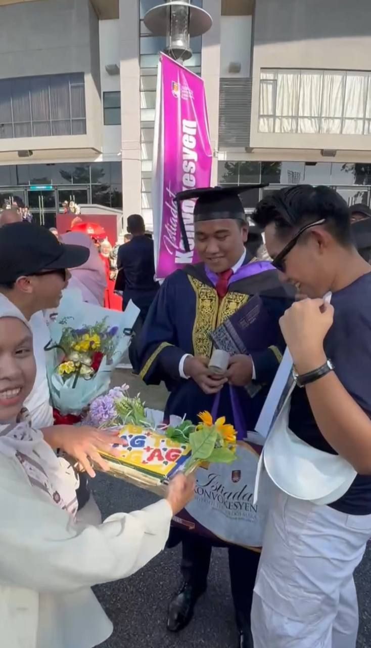 Array,Bukan Bunga, Wisudawan Ini Dapat Buket Ayam Gepuk!