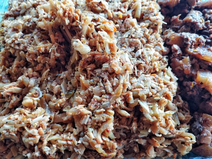 5 Fakta Lawar Plek, Hidangan Khas Bali Berbahan Sayuran dan Darah, 1. Asal Usul Lawar, 2. Hidangan Upacara Keagamaan, 3. Daging dan Darah Mentah, 4. Proses yang Masih Tradisional, 5. Risiko Konsumsi Lawar
