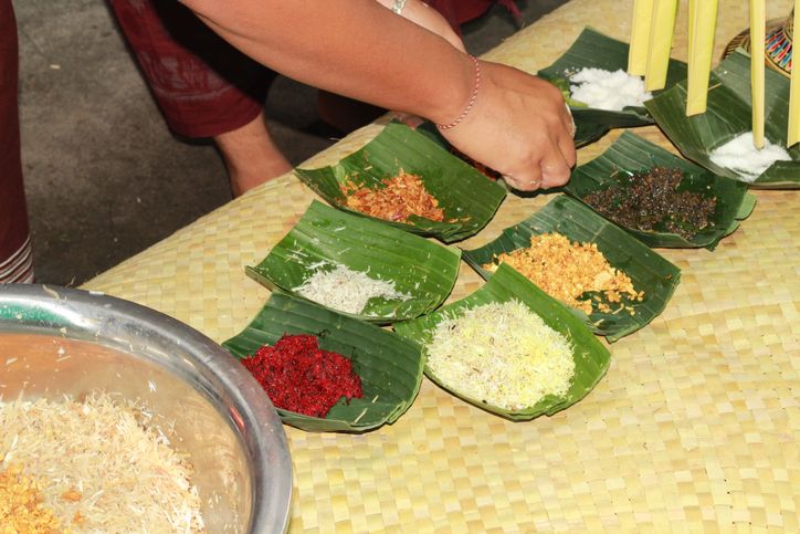 5 Fakta Lawar Plek, Hidangan Khas Bali Berbahan Sayuran dan Darah, 1. Asal Usul Lawar, 2. Hidangan Upacara Keagamaan, 3. Daging dan Darah Mentah, 4. Proses yang Masih Tradisional, 5. Risiko Konsumsi Lawar