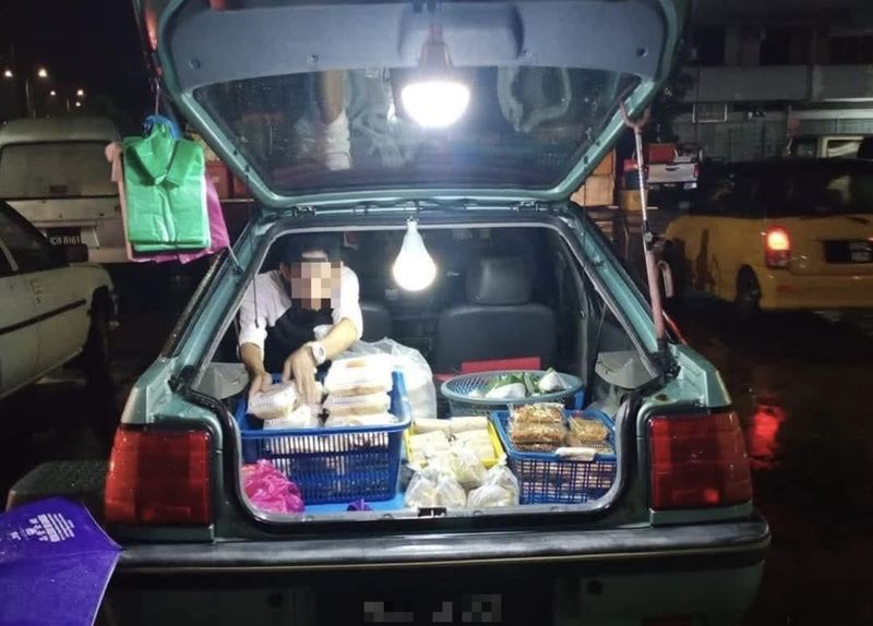 Array,Modus! Pria Ini Jadi Pembeli Nasi Lemak untuk Curi Uang Rp 300 Ribu