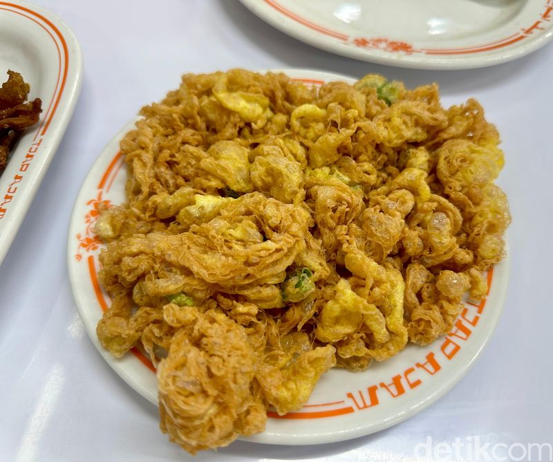 Array,RM Tjap Ajam 38: Gurih Legit Ayam Kampung Goreng Plus Cocolan Bumbu Hitam