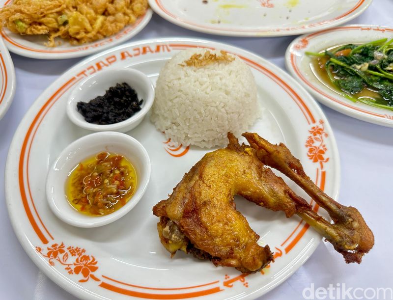 Array,RM Tjap Ajam 38: Gurih Legit Ayam Kampung Goreng Plus Cocolan Bumbu Hitam