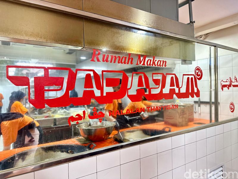 Array,RM Tjap Ajam 38: Gurih Legit Ayam Kampung Goreng Plus Cocolan Bumbu Hitam