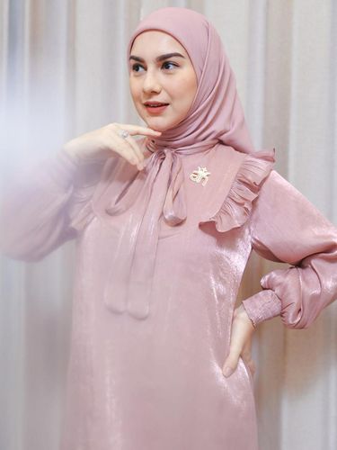 5 Gaya Hijab Clean Look untuk Idul Adha ala Irish Bella hingga Inara Rusli, 1. Irish Bella Pakai Hijab Gaya Clean Look Serba Pastel, 2. Inspirasi Gaya Hijab Clean Look ala Aurelie Hermansyah, 3. Gaya Hijab Clean Look Syari ala Larissa Chou, 4. Dinda Hauw Bentuk Rapi Hijab Segi Empat, 5. Gaya Hijab Clean Look Syari Pakai Hijab Pashmina ala Inara Rusli