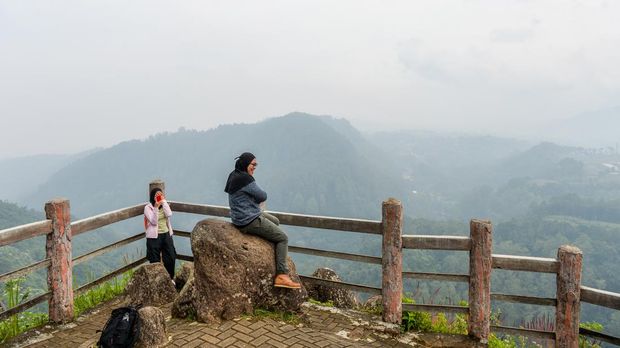 Panduan Wisata Bandung: Dari Alam Hingga Urban, Lengkap!, 1. Ranca Upas, 2. Kawah Putih, 3. Dago Dreampark, 4. Tangkuban Perahu, 5. Orchid Forest Cikole, 6. Tebing Keraton, 7. Situ Patenggang, 1. Trans Studio Bandung, 2. Gedung Sate, 3. Museum Geologi, 4. Jalan Braga, 5. The Great Asia Africa, 6. Pandora Experience Bandung, 7. Wahoo Waterworld