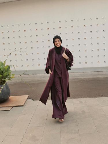 5 Gaya Hijab Clean Look untuk Idul Adha ala Irish Bella hingga Inara Rusli, 1. Irish Bella Pakai Hijab Gaya Clean Look Serba Pastel, 2. Inspirasi Gaya Hijab Clean Look ala Aurelie Hermansyah, 3. Gaya Hijab Clean Look Syari ala Larissa Chou, 4. Dinda Hauw Bentuk Rapi Hijab Segi Empat, 5. Gaya Hijab Clean Look Syari Pakai Hijab Pashmina ala Inara Rusli