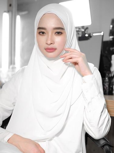 5 Gaya Hijab Clean Look untuk Idul Adha ala Irish Bella hingga Inara Rusli, 1. Irish Bella Pakai Hijab Gaya Clean Look Serba Pastel, 2. Inspirasi Gaya Hijab Clean Look ala Aurelie Hermansyah, 3. Gaya Hijab Clean Look Syari ala Larissa Chou, 4. Dinda Hauw Bentuk Rapi Hijab Segi Empat, 5. Gaya Hijab Clean Look Syari Pakai Hijab Pashmina ala Inara Rusli