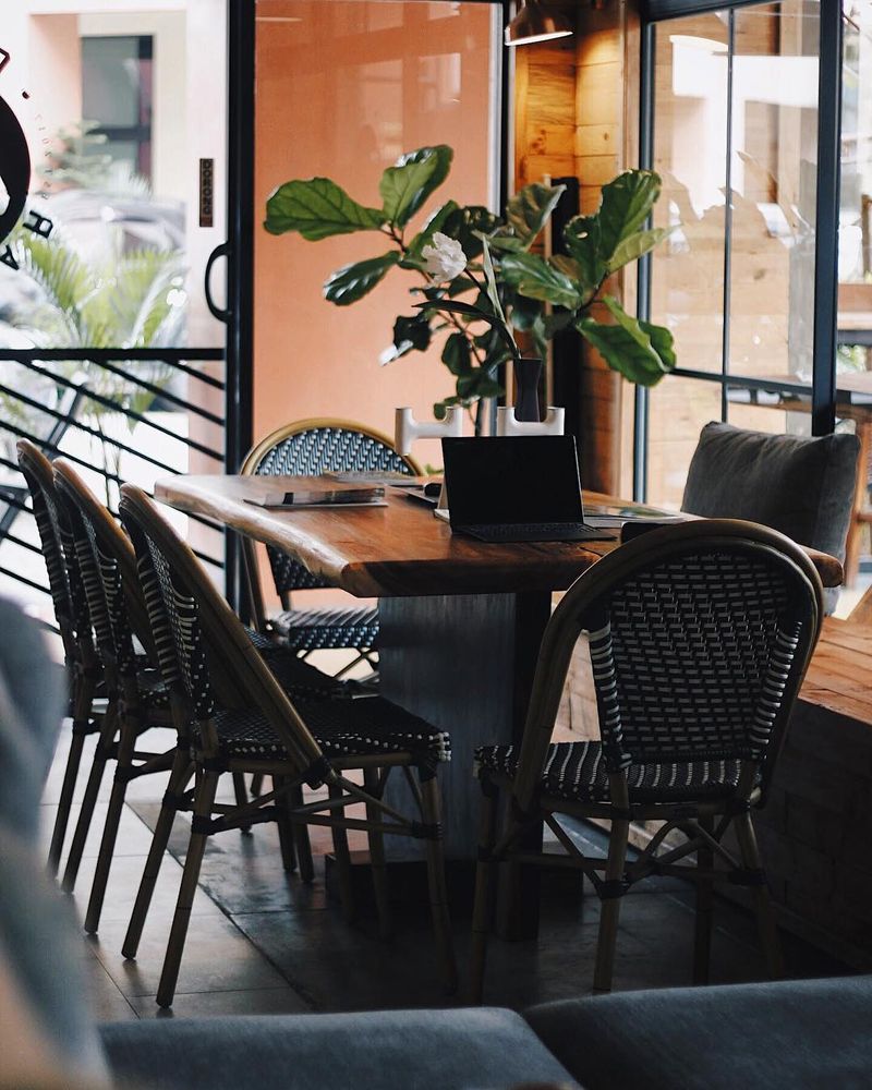 Rekomendasi 5 Kafe Favorit Ibu-ibu Usai Antar Anak Sekolah, 1. Espresso Embassy, 2. SiniLagi, 3. Kopitagram, 4. Mewatu Coffee & Gallery, 5. Grit Coffee & Bar