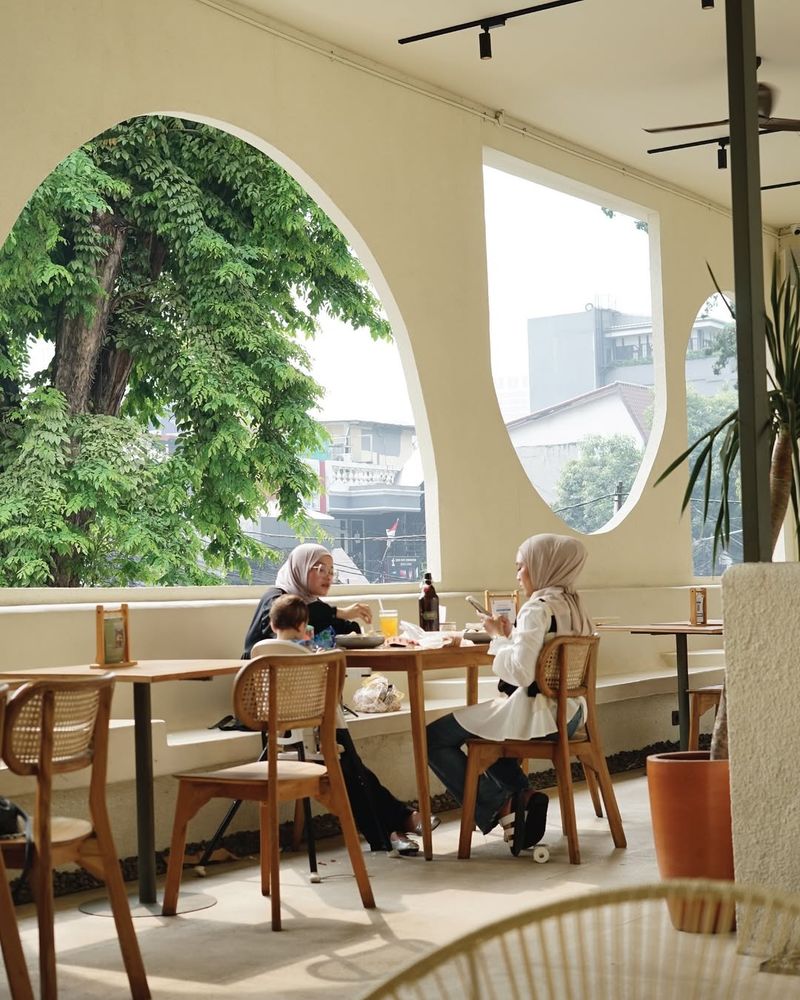 Rekomendasi 5 Kafe Favorit Ibu-ibu Usai Antar Anak Sekolah, 1. Espresso Embassy, 2. SiniLagi, 3. Kopitagram, 4. Mewatu Coffee & Gallery, 5. Grit Coffee & Bar