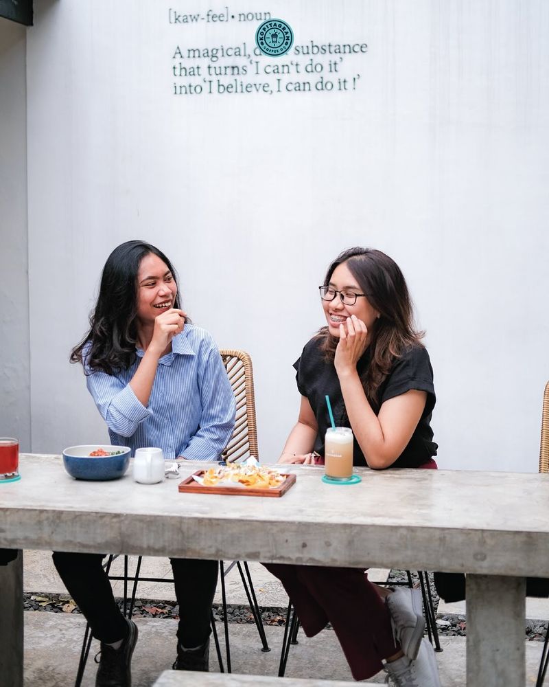 Rekomendasi 5 Kafe Favorit Ibu-ibu Usai Antar Anak Sekolah, 1. Espresso Embassy, 2. SiniLagi, 3. Kopitagram, 4. Mewatu Coffee & Gallery, 5. Grit Coffee & Bar