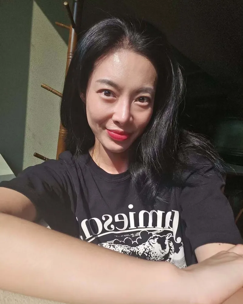 Array,Mantan Supermodel Korea Tak Gengsi Kerja Jadi Pelayan Restoran