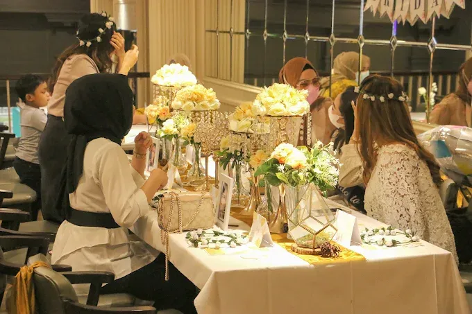 5 Tempat Makan dalam Butik yang Jadi Incaran Ibu-ibu Saat Belanja, 1. Rasa Cikatomas, 2. Kembang Tandjoeng, 3. Ayam Tjap Benteng, 4. Rolupat Cafe, 5. Lewis Carroll