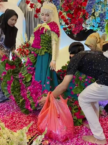Array,Unik! Pengantin Jember Ini Pakai Gaun Pernikahan dari Daun dan Bunga Asli
