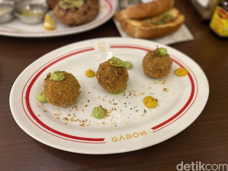Gabon: Lezatnya Ayam Afrika Viral di Gading Serpong yang Diantre 1 Jam!, 1. Viral di Gading Serpong sampai antre 1 jam, 2. Nuansa elegan ala restoran di Paris, 3. Kenikmatan Gabon African Chicken dengan 3 saus spesial, 4. Arancini Balls dan Gabon Special Bread sebagai pelengkap