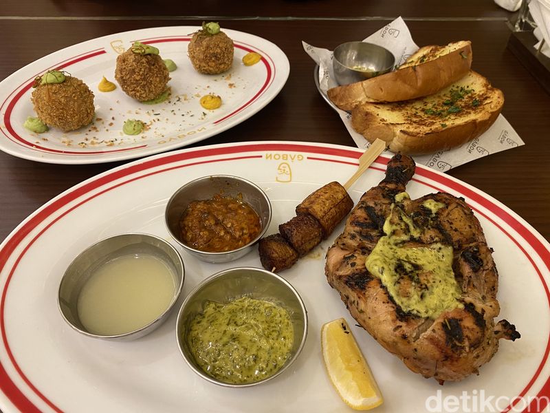 Gabon: Lezatnya Ayam Afrika Viral di Gading Serpong yang Diantre 1 Jam!, 1. Viral di Gading Serpong sampai antre 1 jam, 2. Nuansa elegan ala restoran di Paris, 3. Kenikmatan Gabon African Chicken dengan 3 saus spesial, 4. Arancini Balls dan Gabon Special Bread sebagai pelengkap