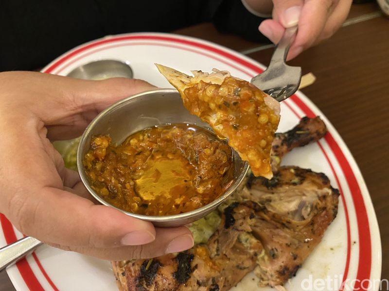 Gabon: Lezatnya Ayam Afrika Viral di Gading Serpong yang Diantre 1 Jam!, 1. Viral di Gading Serpong sampai antre 1 jam, 2. Nuansa elegan ala restoran di Paris, 3. Kenikmatan Gabon African Chicken dengan 3 saus spesial, 4. Arancini Balls dan Gabon Special Bread sebagai pelengkap