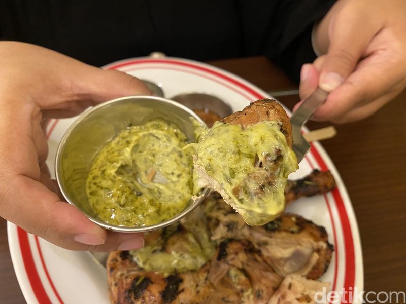 Gabon: Lezatnya Ayam Afrika Viral di Gading Serpong yang Diantre 1 Jam!, 1. Viral di Gading Serpong sampai antre 1 jam, 2. Nuansa elegan ala restoran di Paris, 3. Kenikmatan Gabon African Chicken dengan 3 saus spesial, 4. Arancini Balls dan Gabon Special Bread sebagai pelengkap