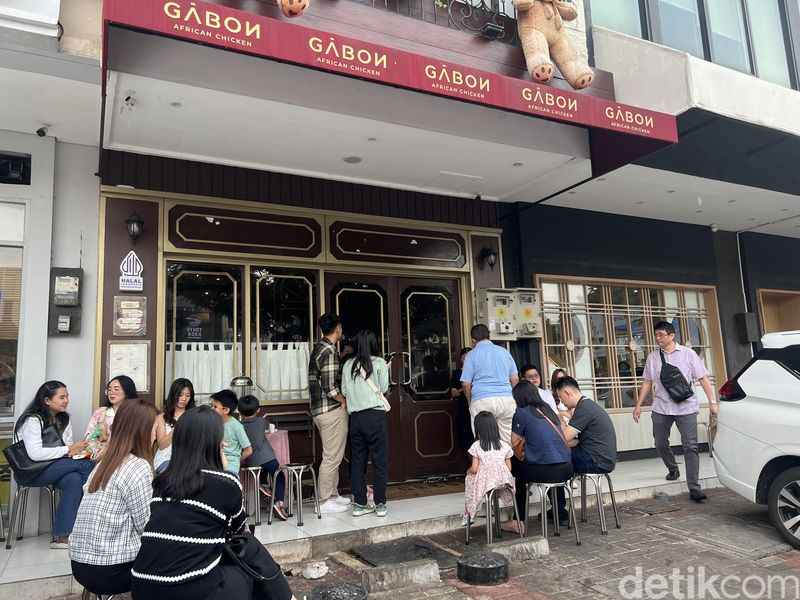 Gabon: Lezatnya Ayam Afrika Viral di Gading Serpong yang Diantre 1 Jam!, 1. Viral di Gading Serpong sampai antre 1 jam, 2. Nuansa elegan ala restoran di Paris, 3. Kenikmatan Gabon African Chicken dengan 3 saus spesial, 4. Arancini Balls dan Gabon Special Bread sebagai pelengkap