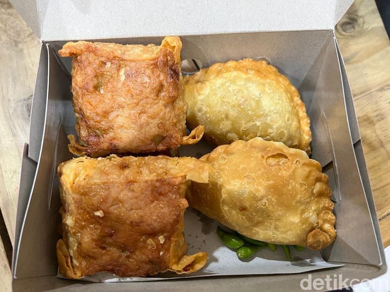 5 Tempat Jajan Pempek hingga Risoles yang Populer di Jakarta, 1. Pie Pisang Nadine, 2. Pempek Palembang Enak, 3. Suisse Bakery,   Cek Halaman Selanjutnya!, 4. Pastellia, 5. Pistales
