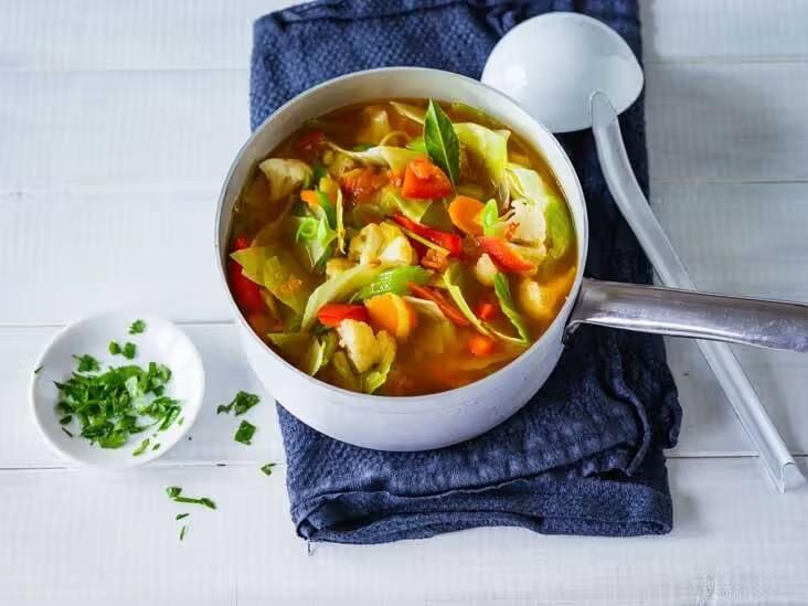 Catat! 5 Makanan Sehat Nyaris Nol Kalori yang Cocok Untuk Diet, Dilansir dari Times of India (05/06), berikut 5 makanan yang nyaris nol kalori:, 1. Timun, 2. Tomat, 4. Brokoli, 5. Bayam