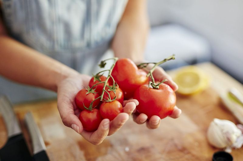 Catat! 5 Makanan Sehat Nyaris Nol Kalori yang Cocok Untuk Diet, Dilansir dari Times of India (05/06), berikut 5 makanan yang nyaris nol kalori:, 1. Timun, 2. Tomat, 4. Brokoli, 5. Bayam