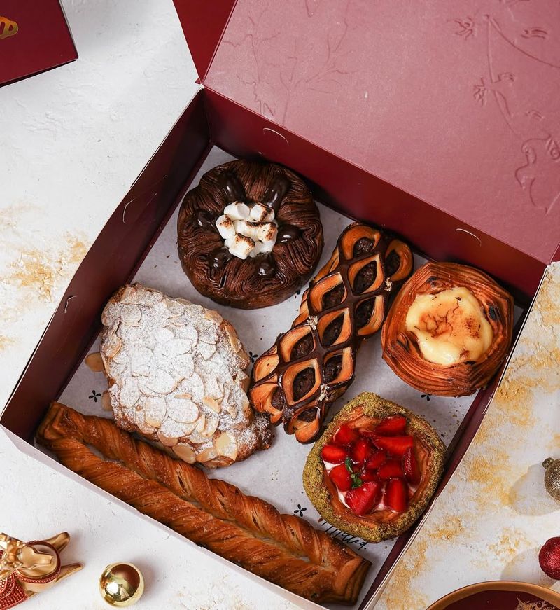 5 Ciri Khas Kafe Favorit Ibu-ibu, dari Suasana hingga Menunya, 1. Suasana Nyaman, 2. Punya Area Makan Meja Panjang, 3. Punya Area Playground, 4. Sajikan Menu Nusantara, 5. Punya Pastry Lezat