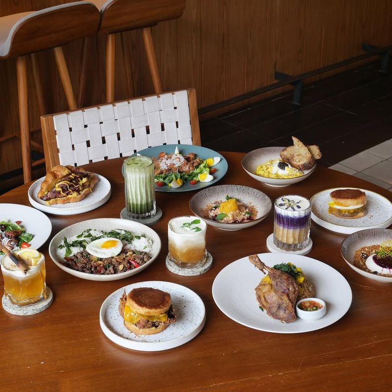 5 Ciri Khas Kafe Favorit Ibu-ibu, dari Suasana hingga Menunya, 1. Suasana Nyaman, 2. Punya Area Makan Meja Panjang, 3. Punya Area Playground, 4. Sajikan Menu Nusantara, 5. Punya Pastry Lezat