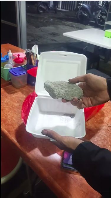 Kronologi Ojol Dapat Orderan Makanan dari Resto Fiktif, Isinya Batu!,   1. Pesan empat menu, 2. Titik restoran tidak dikenali, 3. Pelanggan minta dibatalkan pesanannya, 4. Pelayan kepergok melakukan kecurangan, 5. Pelanggan mengakui kesalahan, 6. Makanan berisi batu