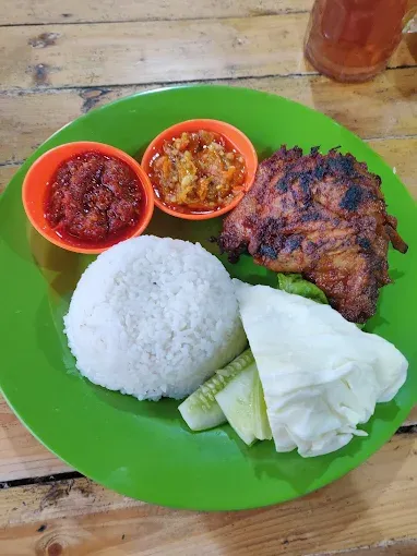 5 Ayam Bakar Rating Tinggi yang Enak Buat Makan Siang, 1. Ayam Bakar Wong Solo, 2. Ayam Bakar Podomoro, 3. Ayam Bakar Kalasan Mustofa, 4. Ayam Bakar Mas Mono, 5. Ayam Bakar Megaria
