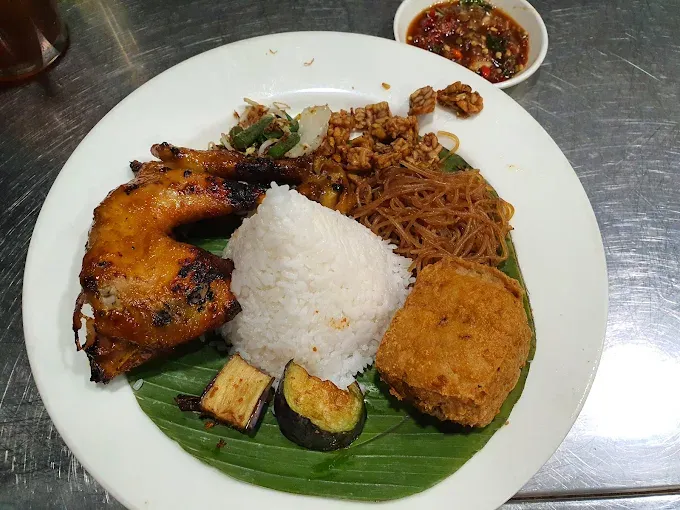 5 Ayam Bakar Rating Tinggi yang Enak Buat Makan Siang, 1. Ayam Bakar Wong Solo, 2. Ayam Bakar Podomoro, 3. Ayam Bakar Kalasan Mustofa, 4. Ayam Bakar Mas Mono, 5. Ayam Bakar Megaria
