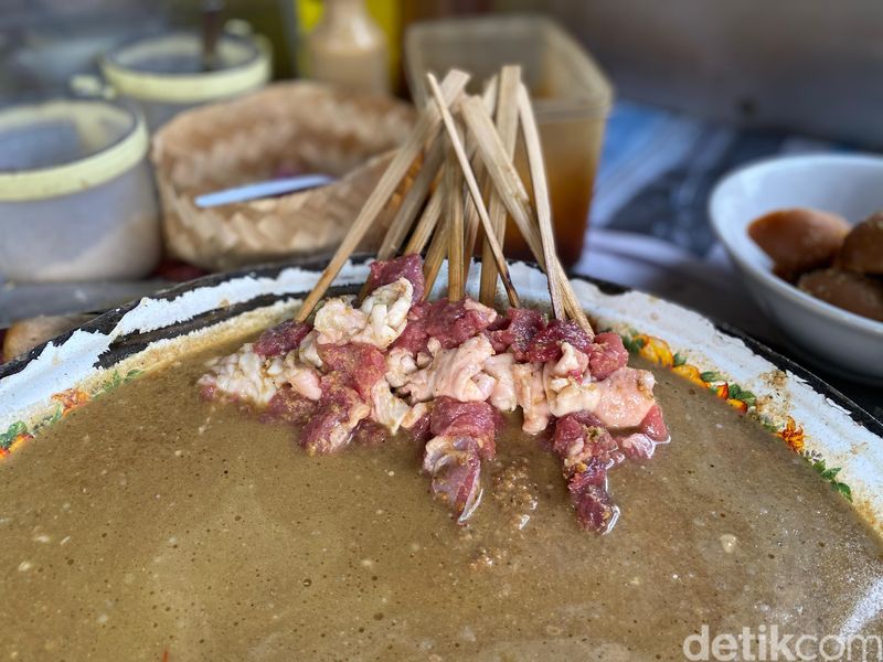Anti Prengus! 4 Tips Bikin Sate Kambing Nikmat dari Daging Kurban, 1. Mengiris serat daging, 2. Dua kali dibumbui, 3. Padukan dengan lemak, 4. Sajikan dengan bumbu pilihan