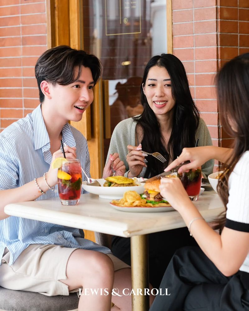 Ini 5 Spot Favorit Ibu-ibu Sosialita Buat Makan Siang dan Ngeteh Cantik, 1. Huize Van Wely, 2. Villa Capri, 3. Bunga Rampai, 4. Plataran, 5. Lewis &amp; Carroll Tea