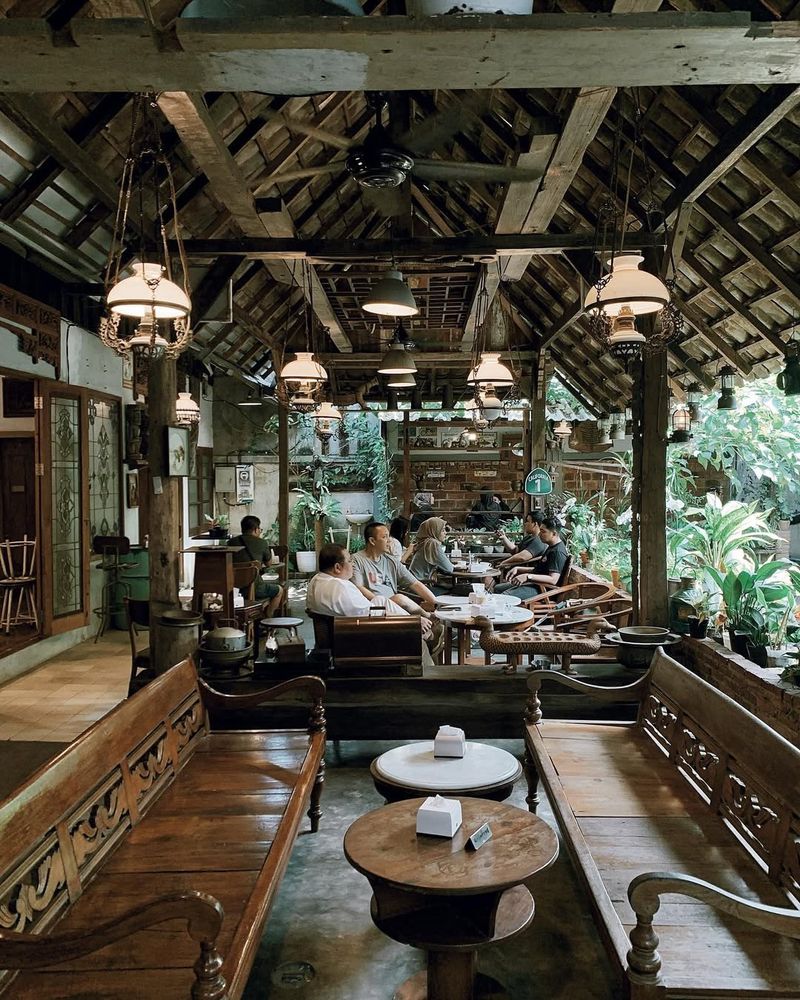 'BSD Rasa Jogja'! 5 Tempat Makan Ini Cocok Buat Makan Keluarga, 1. Waroeng Tuman, 2. Omah Yung Ginah, 3. Waroeng Kebon Sengon, 4. Kopi Klotok BSD, 5. Togu Coffee Roastery
