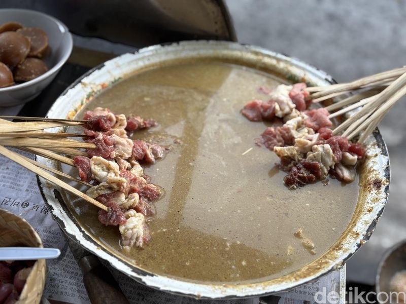 4 Tips Bikin Sate Kambing Empuk dan Tidak Bau dari Tukang Sate, 1. Hilangkan serat kambing dan presto, 2. Campurkan jus nanas, 3. Bumbui dua kali, 4. Bakar dengan arang